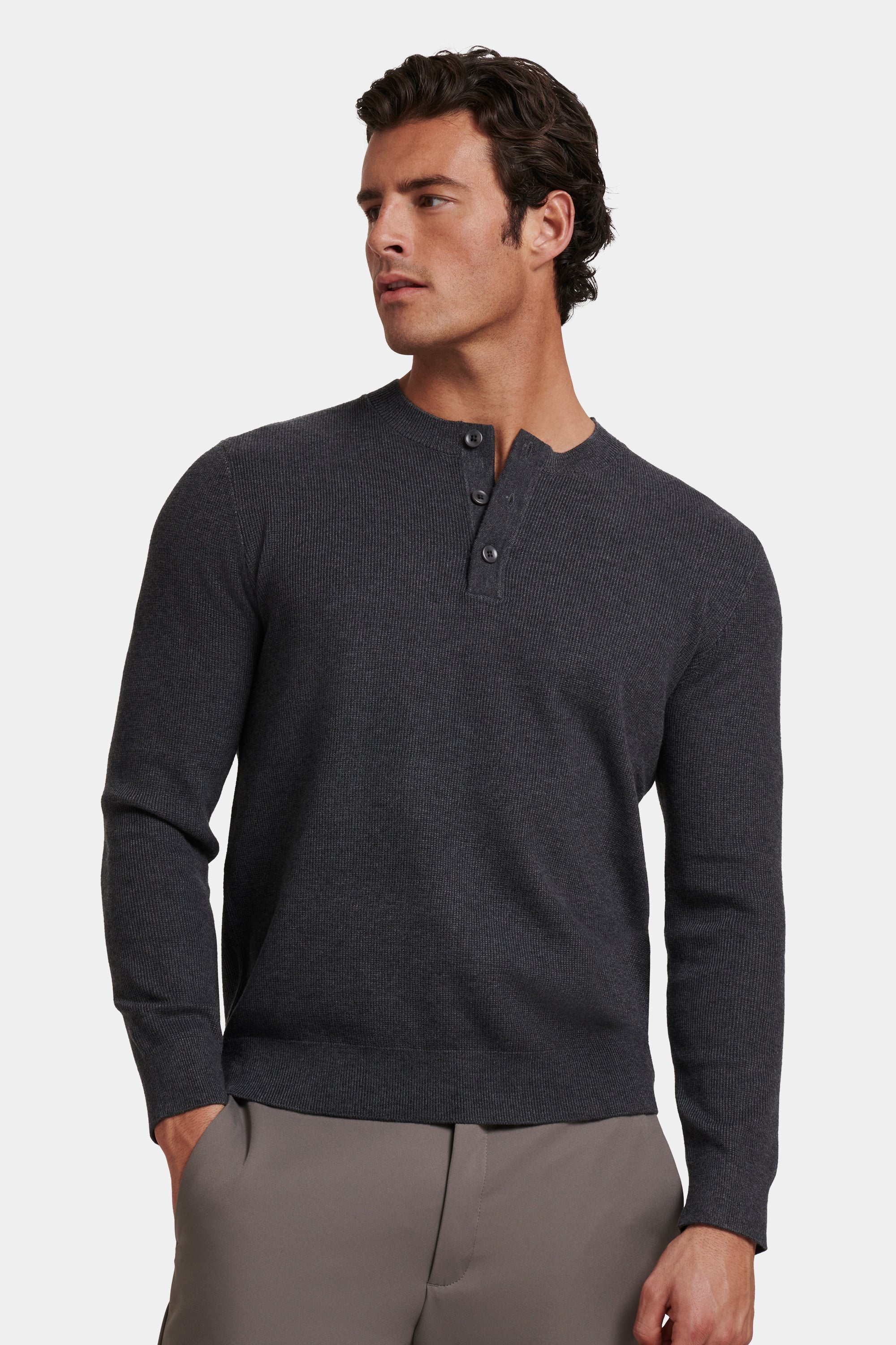 EL SUÉTER BARNA HENLEY