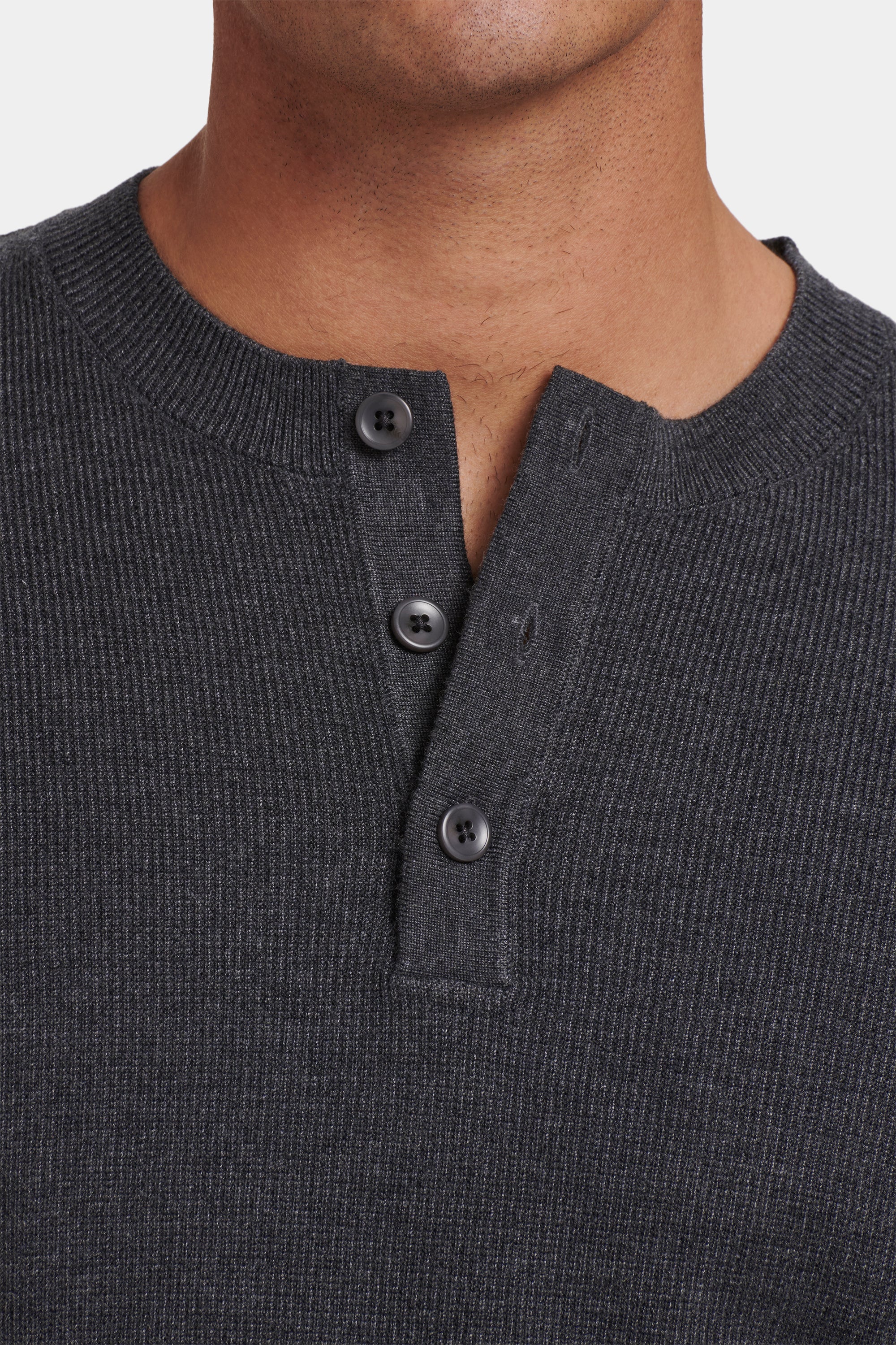 EL SUÉTER BARNA HENLEY