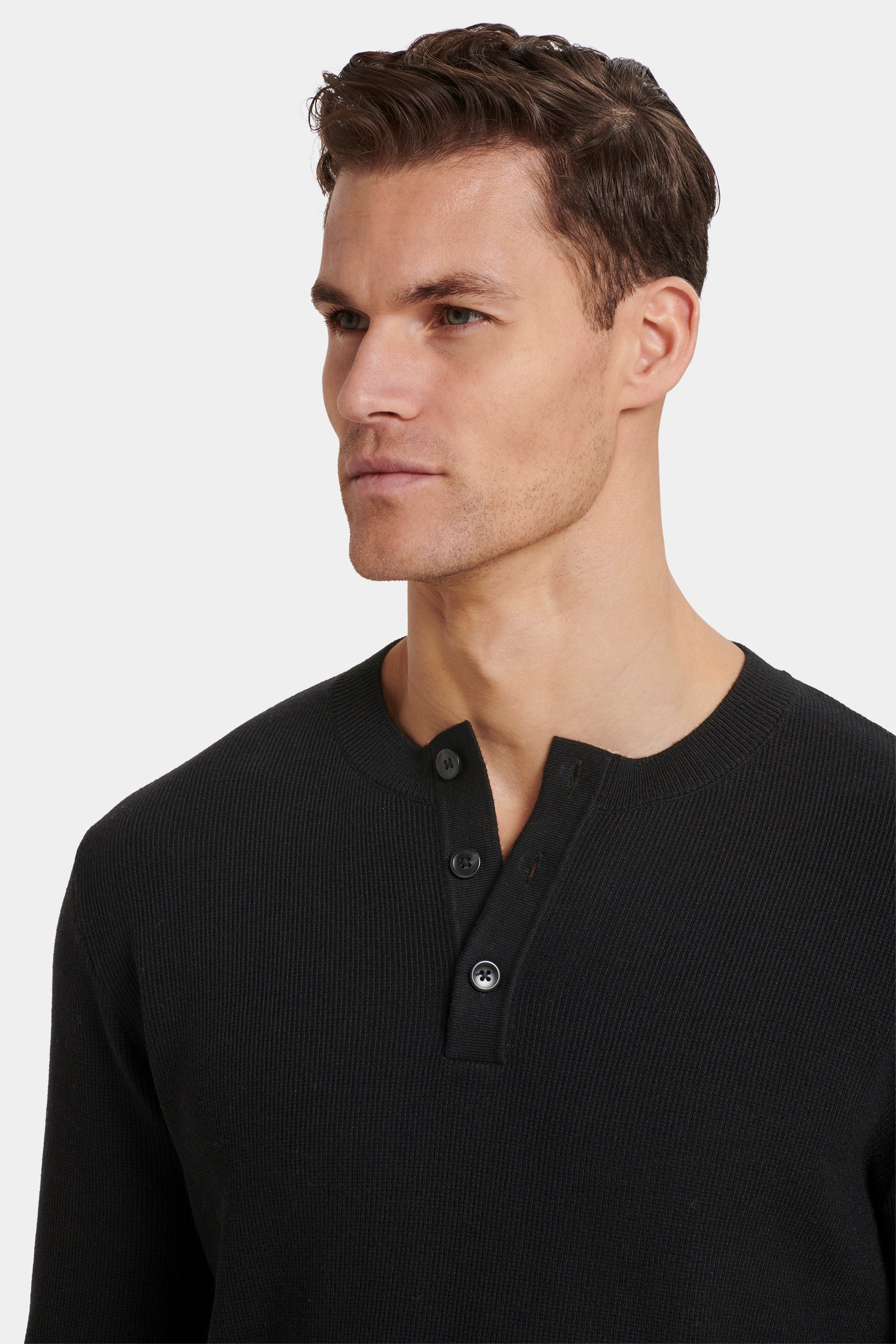 EL SUÉTER BARNA HENLEY