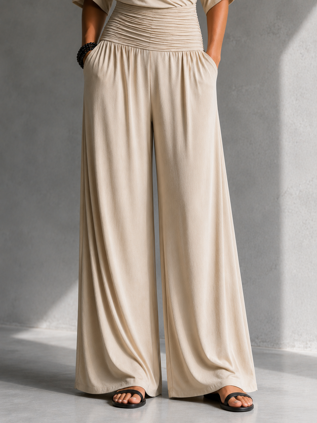 Alia | Mono Chic con Top Cruzado y Pantalones Amplios