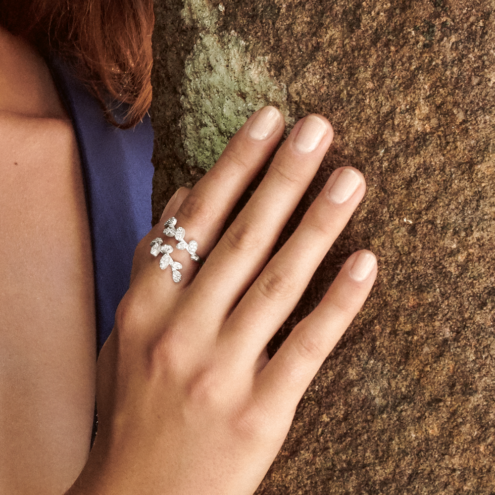 "Anillo Abierto BE" can be rewritten as "Anillo Abierto de BE" or "BE Anillo Abierto." If you're looking for something more descriptive, you could also consider "Anillo Abierto Estilo BE." Let me know if you need a different style or approach!