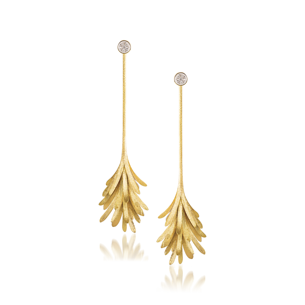 "Pendientes de Candelabro Skin" can be rewritten as "Pendientes Skin en Forma de Candelabro".