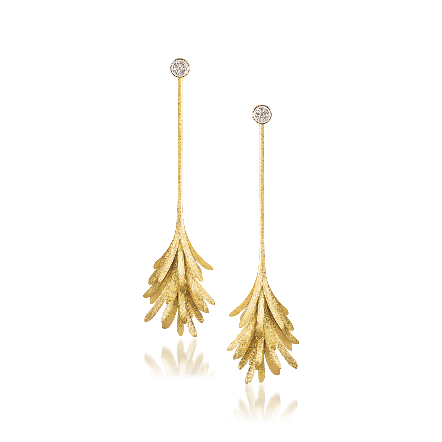 "Pendientes de Candelabro Skin" can be rewritten as "Pendientes Skin en Forma de Candelabro".