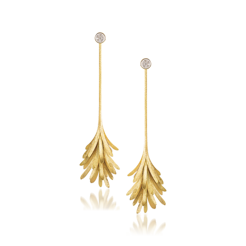 "Pendientes de Candelabro Skin" can be rewritten as "Pendientes Skin en Forma de Candelabro".